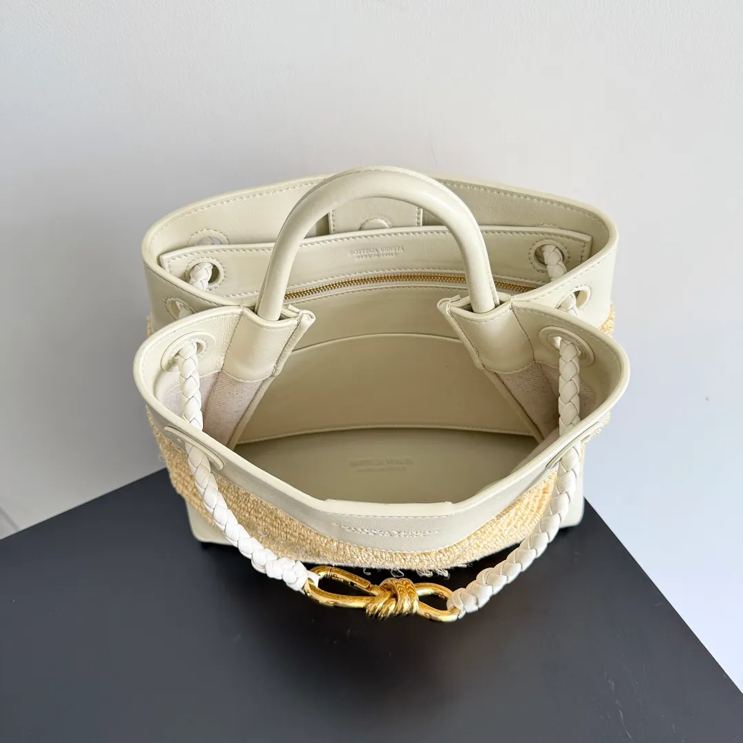 Batch 1960 Bottega Veneta's new SmallAndiamo | 🌞The best solution for summer relaxation! 🌾 Straw + leather splicing, natural materials collide with exquisite craftsmanship, and it has a sense of relaxation during the southern French holiday. It is suitable for daily commuting and weekend vacations. It is very stylish when you carry it with you. 💼 The practical capacity is amazing. It can easily store mobile phones, card holders, and powder compacts. The top opening and closing design makes it easy to access items and protects privacy. The whole is not redundant or cramped. It is a concrete interpretation of "less is more"! Unique woven texture + iconic gold buckle, low-key and high-end recognition, take it to the streets and turn heads when you put it on your back, as if you have brought lazy fashion into your life. BV’s new season aesthetics, fashionable and refined, come and take away this sense of relaxation~SmallAndiamo will become a high-end symbol in your style wardrobe that will never fade! Style number: 827478 (743568) Size: 25*20*10cm